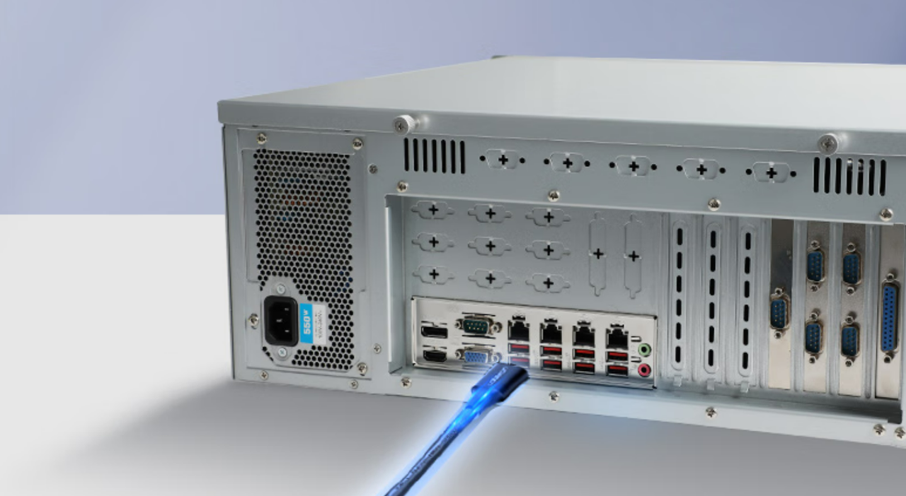 該設(shè)備板載7個(gè)PCIe插槽——1個(gè)PCIe*16（Gen15）或2個(gè)PCIe*8（Gen5），1個(gè)PCIe*1，4個(gè)PCI*4。